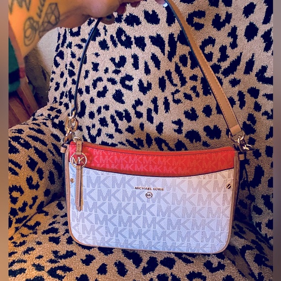 NWOT MICHAEL Michael Kors Leather Saddle/Crossbody Comes with Removable Strap - Picture 1 of 15
